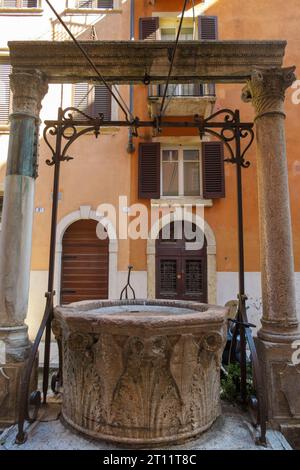 Antike Wasserquelle Pozzo Mazzanti (Mazzanti-Brunnen) in einem Innenhof in der Nähe der Piazza delle Erbe in Verona, Italien, Europa Stockfoto