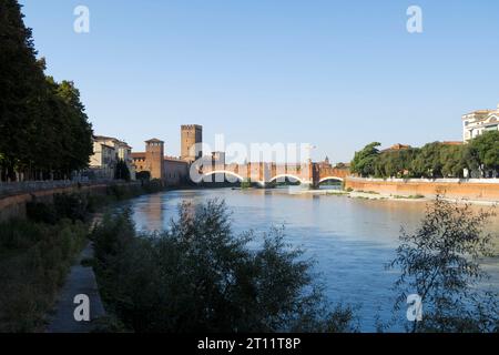 Ponte Scaligero (Scaligerbrücke) und Castelvecchio (altes Schloss) in Verona, Italien, von der Etsch aus gesehen. Stockfoto