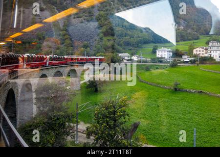 Blick aus dem Inneren des Bernina Express-Zuges in der Schweiz, Europa Stockfoto