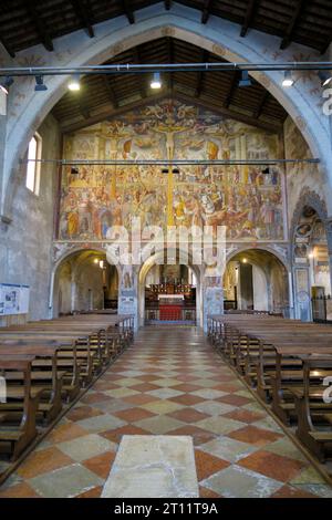 Innenraum der Kirche Santa Maria degli Angioli in Lugano, Schweiz, mit dem berühmten Fresko „Passion and Crucifixion“ des italienischen Künstlers Bernard Stockfoto