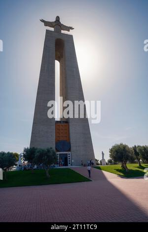 Das Heiligtum von Jesus Christus dem König alias Cristo Rei Statue von Jesus Christus katholisches Denkmal mit Blick auf die Stadt Lissabon in Almada, Portugal Stockfoto