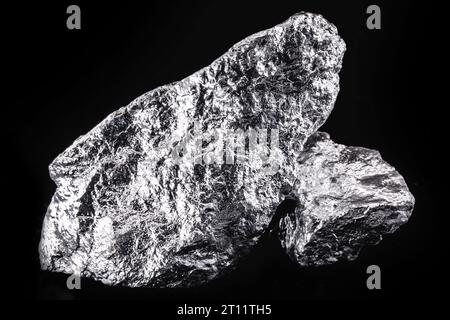 chromstein aus der Mine, isolierter schwarzer Hintergrund. Stockfoto