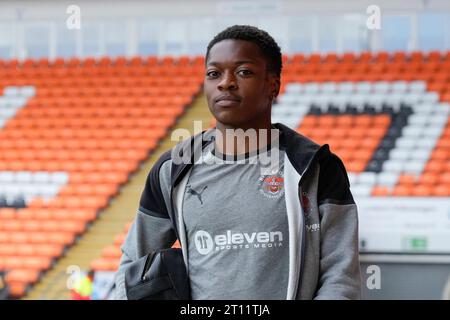 Blackpool, Großbritannien. 31. August 2023. Karamoko Dembele #11 von Blackpool trifft am 10. Oktober 2023 in Blackpool, Großbritannien, vor dem EFL Trophy Match Blackpool gegen Liverpool U21 in der Bloomfield Road, Blackpool, Vereinigtes Königreich, am 31. Oktober 2023 in Blackpool, Vereinigtes Königreich ein. (Foto: Steve Flynn/News Images/SIPA USA) Credit: SIPA USA/Alamy Live News Stockfoto