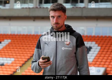 Blackpool, Großbritannien. 31. August 2023. Jake Beesley #18 von Blackpool kommt am 10. Oktober 2023 in Blackpool, Großbritannien, vor dem EFL Trophy Match Blackpool gegen Liverpool U21 in der Bloomfield Road, Blackpool, Großbritannien, am 31. Oktober 2023 (Foto: Steve Flynn/News Images) in Blackpool, Großbritannien. (Foto: Steve Flynn/News Images/SIPA USA) Credit: SIPA USA/Alamy Live News Stockfoto