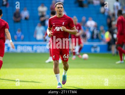 Trent Alexander-Arnold aus Liverpool wärmt sich vor dem Spiel Brighton und Hove Albion gegen Liverpool Premier League im American Express Community Stadium in Brighton am 8. Oktober 2023 auf Stockfoto