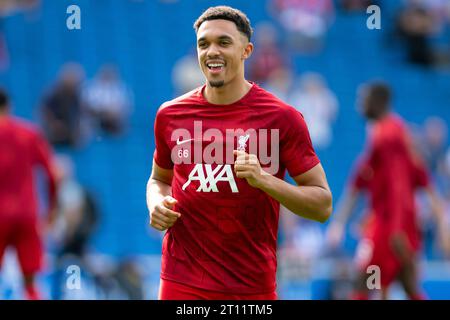 Trent Alexander-Arnold aus Liverpool wärmt sich vor dem Spiel Brighton und Hove Albion gegen Liverpool Premier League im American Express Community Stadium in Brighton am 8. Oktober 2023 auf Stockfoto