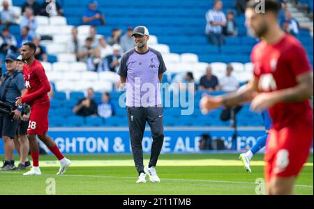 Liverpool-Trainer Jurgen Klopp beobachtet, wie sich sein Team vor dem Spiel Brighton und Hove Albion gegen Liverpool Premier League im American Express Community Stadium in Brighton am 8. Oktober 2023 aufheizt Stockfoto