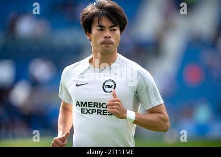 Kaoru Mitoma aus Brighton wärmt sich vor dem Spiel Brighton und Hove Albion gegen Liverpool Premier League im American Express Community Stadium in Brighton auf - 8. Oktober 2023 Stockfoto