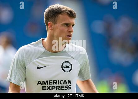 Solly March of Brighton wärmt sich vor dem Spiel der Brighton und Hove Albion gegen Liverpool Premier League im American Express Community Stadium in Brighton auf, am 8. Oktober 2023 Stockfoto