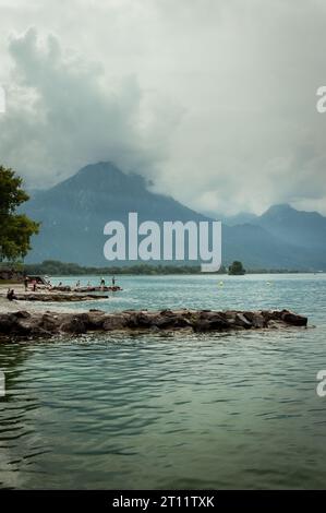 Le Grammont in der Entfernung von Plage de Villeneuve, Genfersee, Schweiz Stockfoto