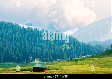 Sonnenaufgang in den Bergen. Panorama der Berge. Wunderschöne malerische Berglandschaft von Gulmarg Jammu und Kashmir State India. Stockfoto