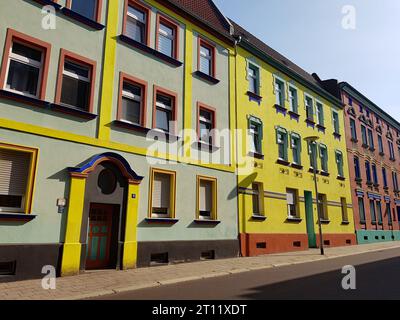 Farbenfroh gestaltete Fassaden in der Otto-Richter-Straße in Magdeburg aus dem Jahr 1922 Stockfoto