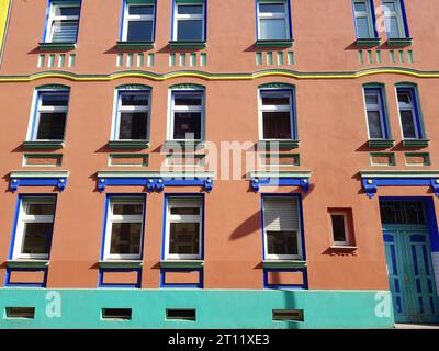 Bunt gestaltete Fassade in der Otto-Richter-Straße Nr. 4 in Magdeburg, Deutschland, um 1922 Stockfoto