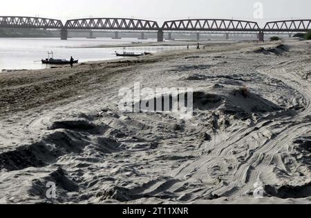 Peshawar am Dienstag, 10. Oktober 2023. Ansicht des getrockneten Teils des Indus, da der Wasserstand aufgrund akuter Wasserknappheit sinkt, was auf ein hohes Risiko von Wasserknappheit in Zukunft hindeutet, in Kotri am Dienstag, 10. Oktober 2023. Stockfoto