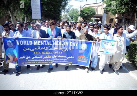 Peshawar am Dienstag, 10. Oktober 2023. Die Teilnehmer veranstalten einen Awareness Walk im Zusammenhang mit dem Welttag der psychischen Gesundheit, der vom Sir CJ Institute of Psychiatry and Behavioral Sciences am Dienstag, den 10. Oktober 2023 in Hyderabad organisiert wird. Stockfoto