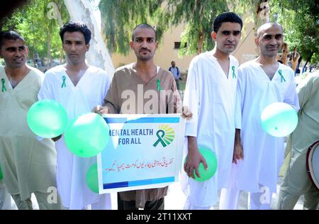 Peshawar am Dienstag, 10. Oktober 2023. Die Teilnehmer veranstalten einen Awareness Walk im Zusammenhang mit dem Welttag der psychischen Gesundheit, der vom Sir CJ Institute of Psychiatry and Behavioral Sciences am Dienstag, den 10. Oktober 2023 in Hyderabad organisiert wird. Stockfoto