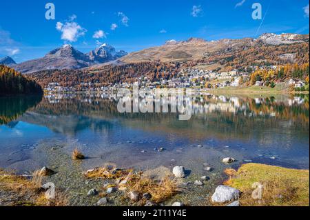 Malerischer Blick auf den St. Moritz-See an einem ruhigen, sonnigen Tag Ende Oktober. Stockfoto
