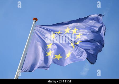 Flagge der Europäischen Union an einem windigen Tag vor blauem Himmel. Stockfoto