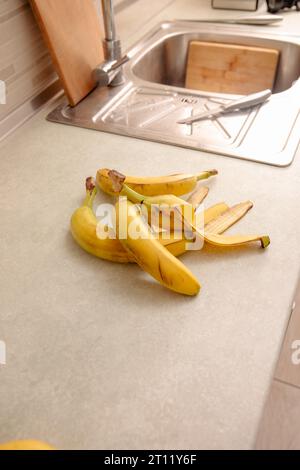 Bananenschale auf dem Tisch Stockfoto