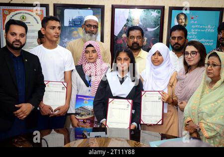 Peshawar am Dienstag, 10. Oktober 2023. Leiter der Prüfungen bis Hyderabad, Dr. Masroor Ahmed Zai, präsentiert Zertifikate unter den Stelleninhabern der jährlichen Prüfung von Matric während der Preisvergabe in Hyderabad am Dienstag, 10. Oktober 2023. Stockfoto