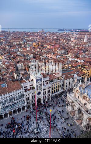 Aus der Vogelperspektive auf St.. Markusplatz in Venedig, Italien, mit dem Uhrenturm oder dem Turm der zwei Mauren Stockfoto