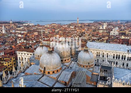 Aus der Vogelperspektive auf die Kuppeln von St. Markusbasilika in Venedig, Italien und der Stadt Stockfoto