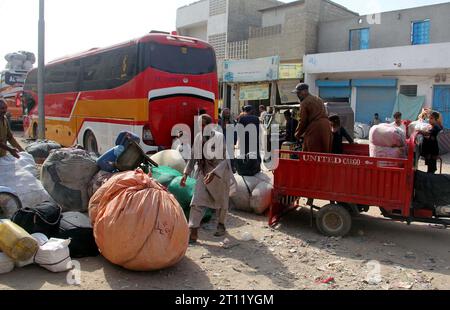 Peshawar am Dienstag, 10. Oktober 2023. Afghanische Menschen steigen am Dienstag, den 10. Oktober 2023, in Karatschi ein, um in ihre Heimat zu fahren. Die pakistanische Regierung hat allen Einwanderern ohne Dokumente, einschließlich 1,73 Millionen illegal lebenden Afghanen, befohlen, das Land bis Ende des Monats zu verlassen, um Massenverhaftungen oder Ausweisungen zu vermeiden. Stockfoto