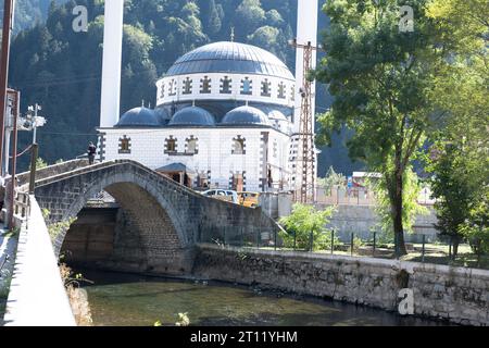 Uzungol, Türkei - Oktober 1,2022: Uzungol Moschee in der Stadt Uzungol Stockfoto