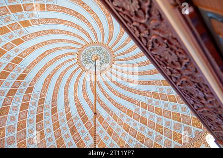 Masjid-Kuppel mit Namen für allah Stockfoto