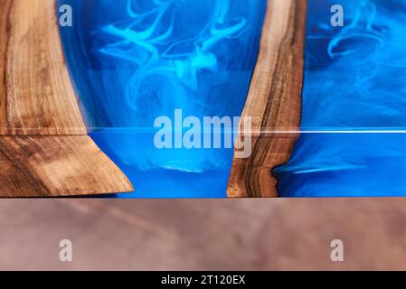 Textur eines Holztisches mit Epoxidharz. Niemand. Stockfoto
