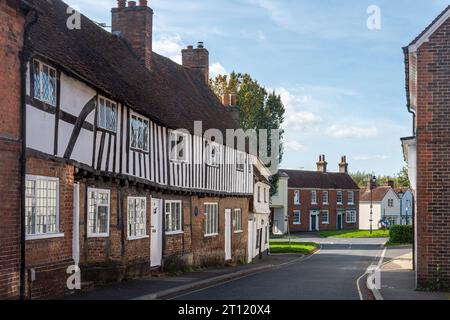 Charmante alte, denkmalgeschützte Cottages in Sheep Street, Petersfield, Hampshire, England, Großbritannien. 20-24 Sheep Street Holz gerahmt mit überhängenden Traufen Stockfoto