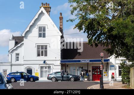 Bahnhof Petersfield mit Personen, die Tickets für eine Bahnfahrt an einem Automaten kaufen, Hampshire, England, Großbritannien Stockfoto