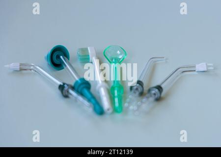 Verschiedene Aufsätze für tragbare Dentalbewässerungsgeräte Stockfoto