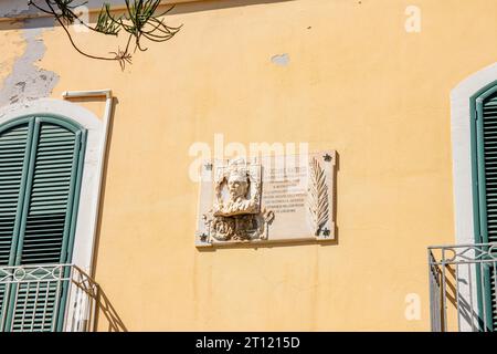 MILAZZO, SIZILIEN, Italien - 03. Oktober 2023. Eine Gedenktafel erinnert an die heldenhaften Aktionen von Cesare Battisti im Ersten Weltkrieg und befindet sich auf dem Platz Stockfoto