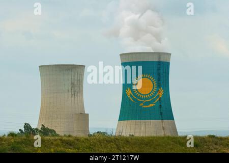 Die Flagge Kasachstans ist auf dem Kühlturm des Kernkraftwerks abgebildet. Stockfoto