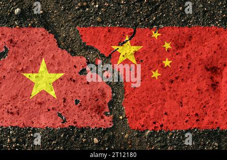 Auf dem Bürgersteig befinden sich Bilder der Flaggen von Vietnam und China als Symbol der Konfrontation. Konzeptionelles Bild. Stockfoto