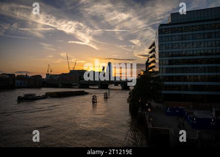 London, Großbritannien: Blick auf den Sonnenuntergang über die Themse von der London Bridge in Richtung Blackfriars. Ein Lastkahn ist auf dem Fluss. Stockfoto