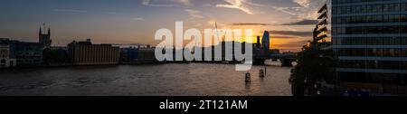 London, Großbritannien: Sonnenuntergang über der Themse von der London Bridge aus mit Blick auf Blackfriars. Southwark Cathedral links. Stockfoto