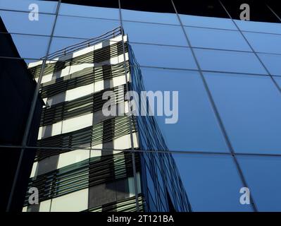 Reflexion des Bürogebäudes an einer anderen Glaswand des Bürogebäudes in Bukarest Stockfoto