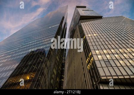 London, Großbritannien: Blick auf die Wolkenkratzer von 22 Bishopsgate oder zweiundzwanzig (links) und 8 Bishopsgate (rechts) in .with Pin Stockfoto