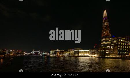 London, Großbritannien: Nachtblick über die Themse von der London Bridge aus mit Blick auf eine eröffnete Tower Bridge und den Shard Wolkenkratzer. Stockfoto