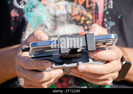 Selektiver Fokus, Hände eines Mannes, der eine Drohne bedient, Technologiekonzept Stockfoto