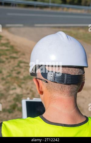 Ein Mann von hinten gesehen, der eine Drohne steuert Stockfoto