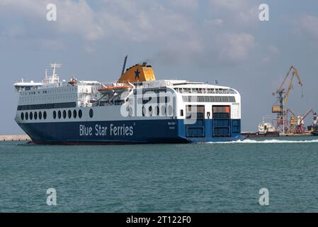 Heraklion, Kreta, Griechenland, 26. September 2023. Die RORO-Fähre verlässt den Hafen von Heraklion, Kreta, Richtung Piräus, nach Athen, der Blaue Stern 1. Stockfoto