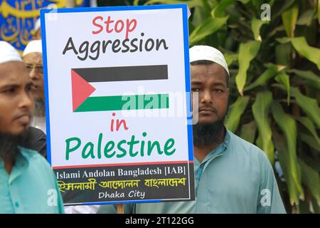 Dhaka, Bangladesch. Oktober 2023. Anhänger von Islami Andolon Bangladesch versammeln sich in einer Demonstrationsprozession gegen die israelische Aggression in Palästina und greifen nach dem Überraschungsangriff der Hamas am 10. Oktober 2023 in Dhaka, Bangladesch, auf Muslime an. (Kreditbild: © Suvra Kanti das/ZUMA Press Wire) NUR REDAKTIONELLE VERWENDUNG! Nicht für kommerzielle ZWECKE! Stockfoto