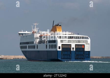 Heraklion, Kreta, Griechenland, 26. September 2023. Die RORO-Fähre verlässt den Hafen von Heraklion, Kreta, Richtung Piräus, nach Athen, der Blaue Stern 1. Stockfoto