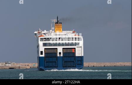 Heraklion, Kreta, Griechenland, 26. September 2023. Die RORO-Fähre verlässt den Hafen von Heraklion, Kreta, Richtung Piräus, nach Athen, der Blaue Stern 1. Stockfoto