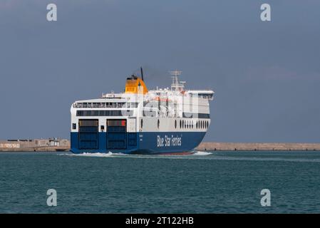 Heraklion, Kreta, Griechenland, 26. September 2023. Die RORO-Fähre verlässt den Hafen von Heraklion, Kreta, Richtung Piräus, nach Athen, der Blaue Stern 1. Stockfoto