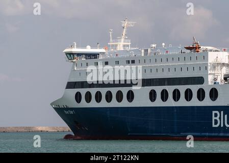 Heraklion, Kreta, Griechenland, 26. September 2023. RORO-Fähre im Hafen von Heraklion, Kreta, später nach Piräus, nach Athen, der Blaue Stern 1. Stockfoto