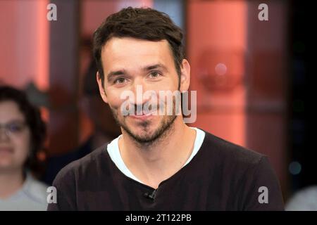 Felix Neureuther im Bild: Felix Neureuther Weiße Berge, blauer Himmel, Puderschnee und Apres-Ski: Alle Jahre wieder freuen sich Wintersportler auf die Skisaison. Aber darf man heutzutage eigentlich noch guten Gewissens Ski laufen dieser Frage ist Felix Neureuther auf den Grund gehen. Der ehemalige Profisportler und Wintersportexperte im Ersten hat sich intensiv mit den Auswirkungen des Skifahrens auf den Klimawandel beschäftigt. Felix Neureuther selbst steht bereits mit zwei Jahren das erste Mal auf Skiern und gewinnt sein erstes Rennen nur ein Jahr später. Ein beachtlicher Erfolg, der sich Stockfoto